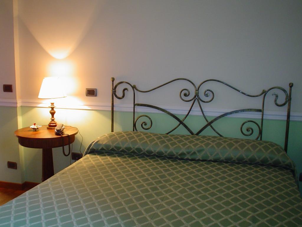 Petit Chateau Монтекатини Терме Екстериор снимка